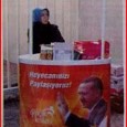 AKP sınava giren öğrencilere poşet dağıtmış, birileri de bunu haber yapmış. Benim dikkatimi ise stantta bekleyen başörtülü kız çekti ve...
