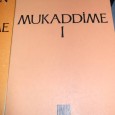 …insanları ve hadiseleri beklenmedik taraflarıyla mı anlatacaksınız? Sakın ha! Okuyucuyu tedirgin edersiniz. Okuyucu tedirgin olmaktan haz etmez. Tarihte aradığı, ezelden...