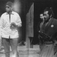 YOJİMBO: ÖLÜLERE DERİNDEN SAYGI Yapım: 1961-Japonya Yönetmen: Akira Kurosawa Oyuncular: Toshiro Mifune, Takashi Shimura Bize, öncelikle Toshiro Mifune gibi bir oyuncuyu hediye eden üstat,...
