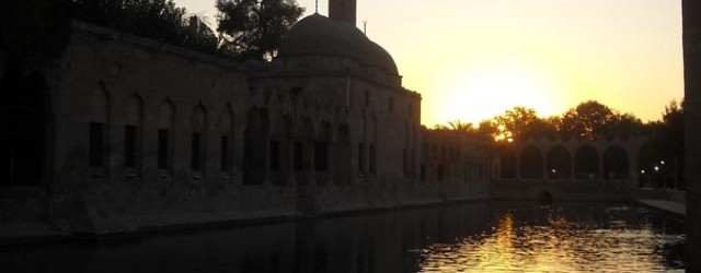 Sabah namazı vakti o yüce makama ulaştık. Zamanımız dardı. Rabbim tekrar o makamın havasını solumayı nasip eylesin. amin. yola yazılmış...